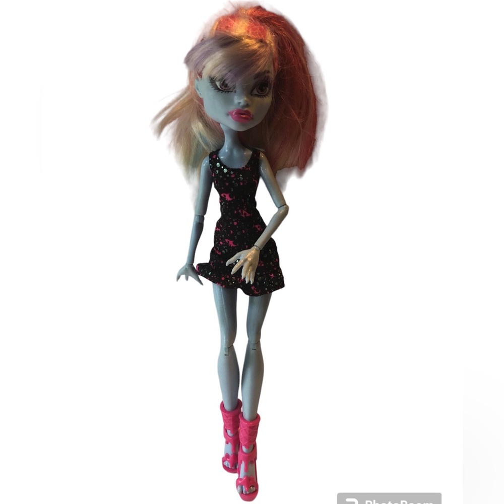 Monster High Doll Picture Day Abbey Bominable with Pink Boots & Shark Dress